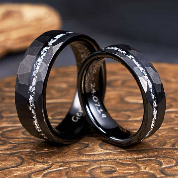 Gehämmerter Wolfram Ring Schwarz - Silber Ader